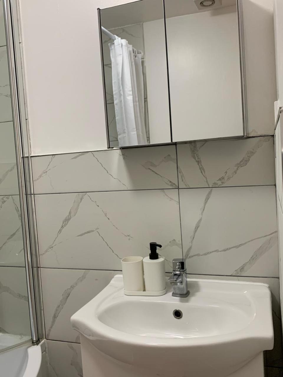 Апартаменты Cobbold Court Share Flat Лондон Экстерьер фото